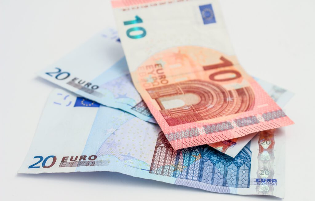 Zwei Geldscheine 20 Euro und ein Geldschein 10 Euro